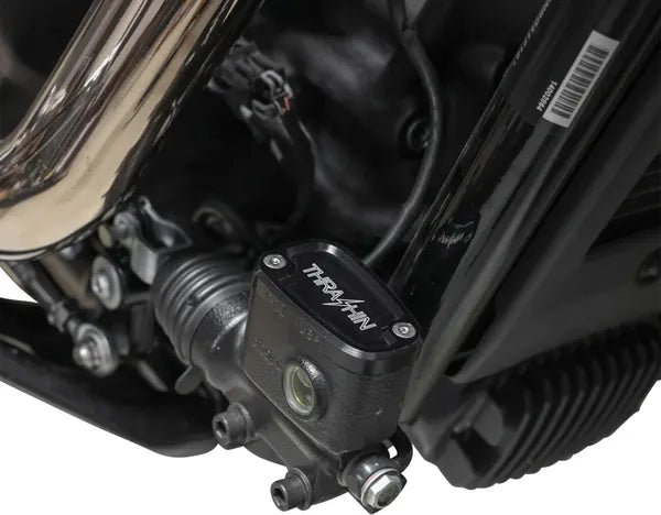 THRASHIN SUPPLY CO. – Bageste bremsevæskebeholder låg, Black Twice Cut (18+ Softail)