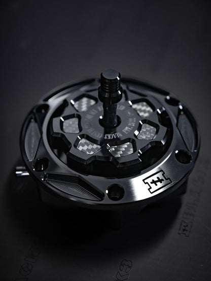 Black3 7-Spoke CNC Tankdæksel Carbon – Harley-Davidson