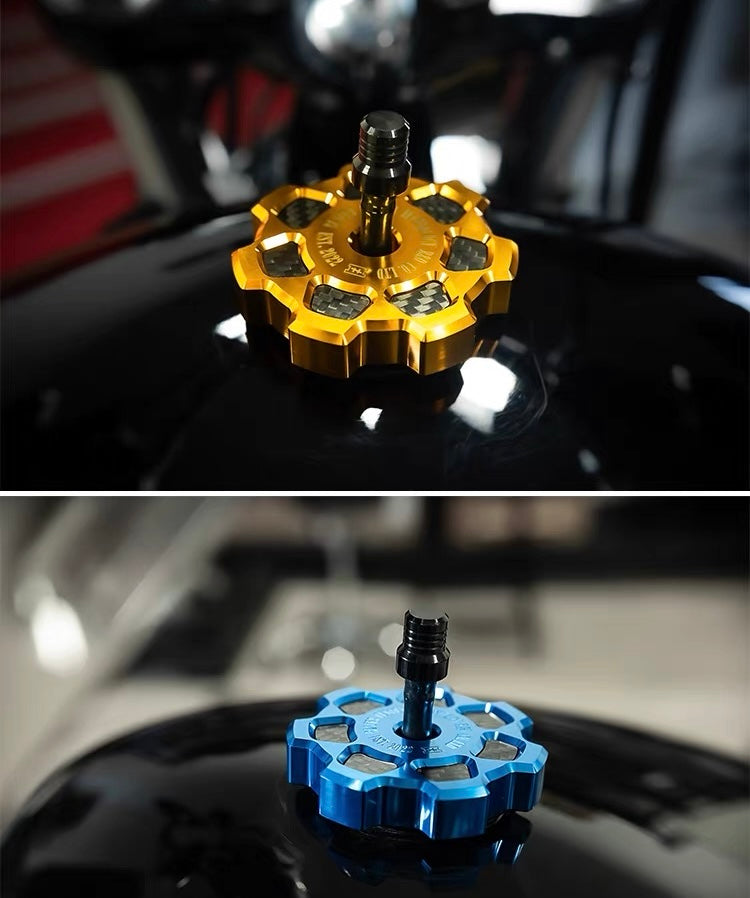 Black3 7-Spoke CNC Tankdæksel Carbon – Harley-Davidson
