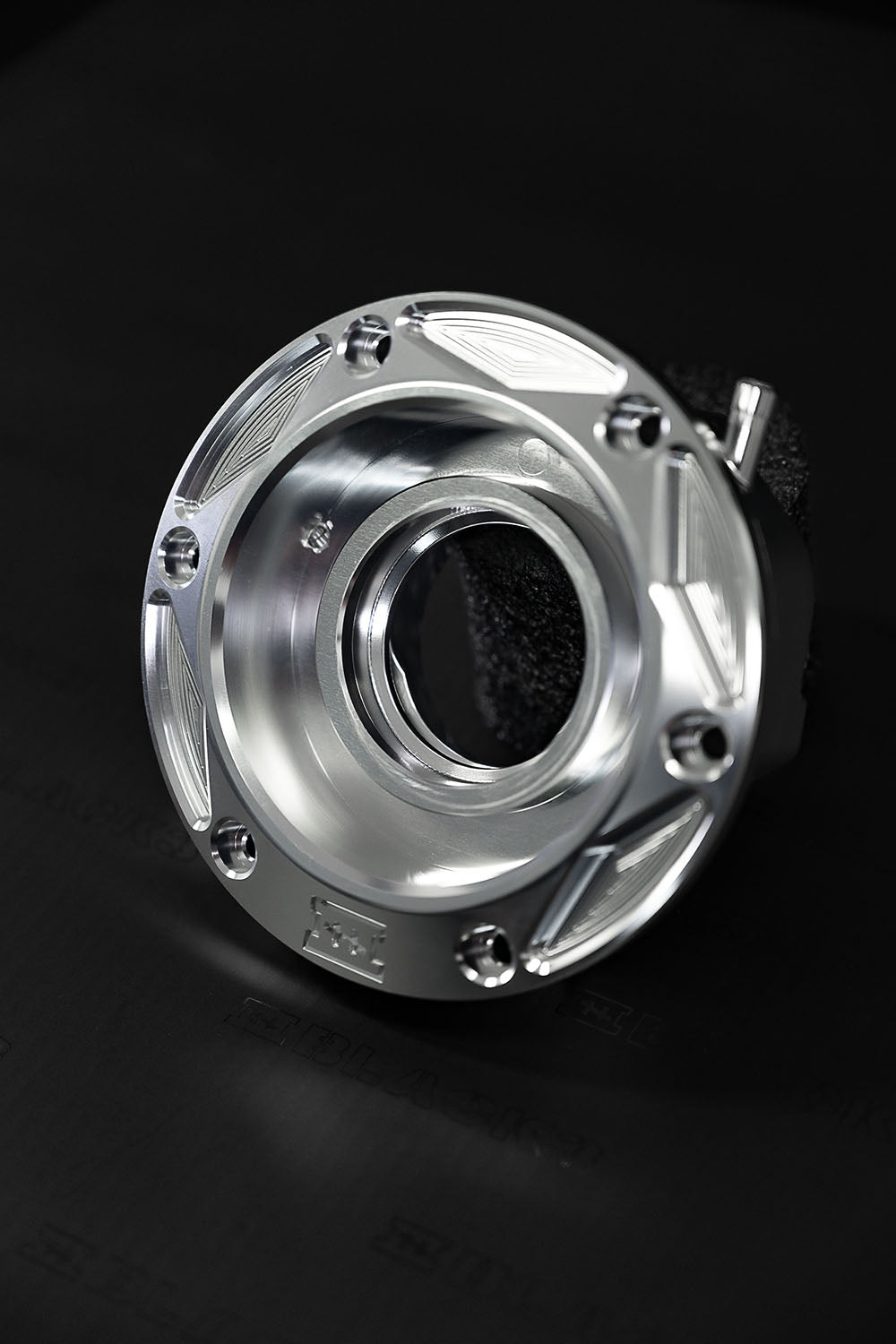 Black3 7-Spoke CNC Tankdæksel Carbon – Harley-Davidson
