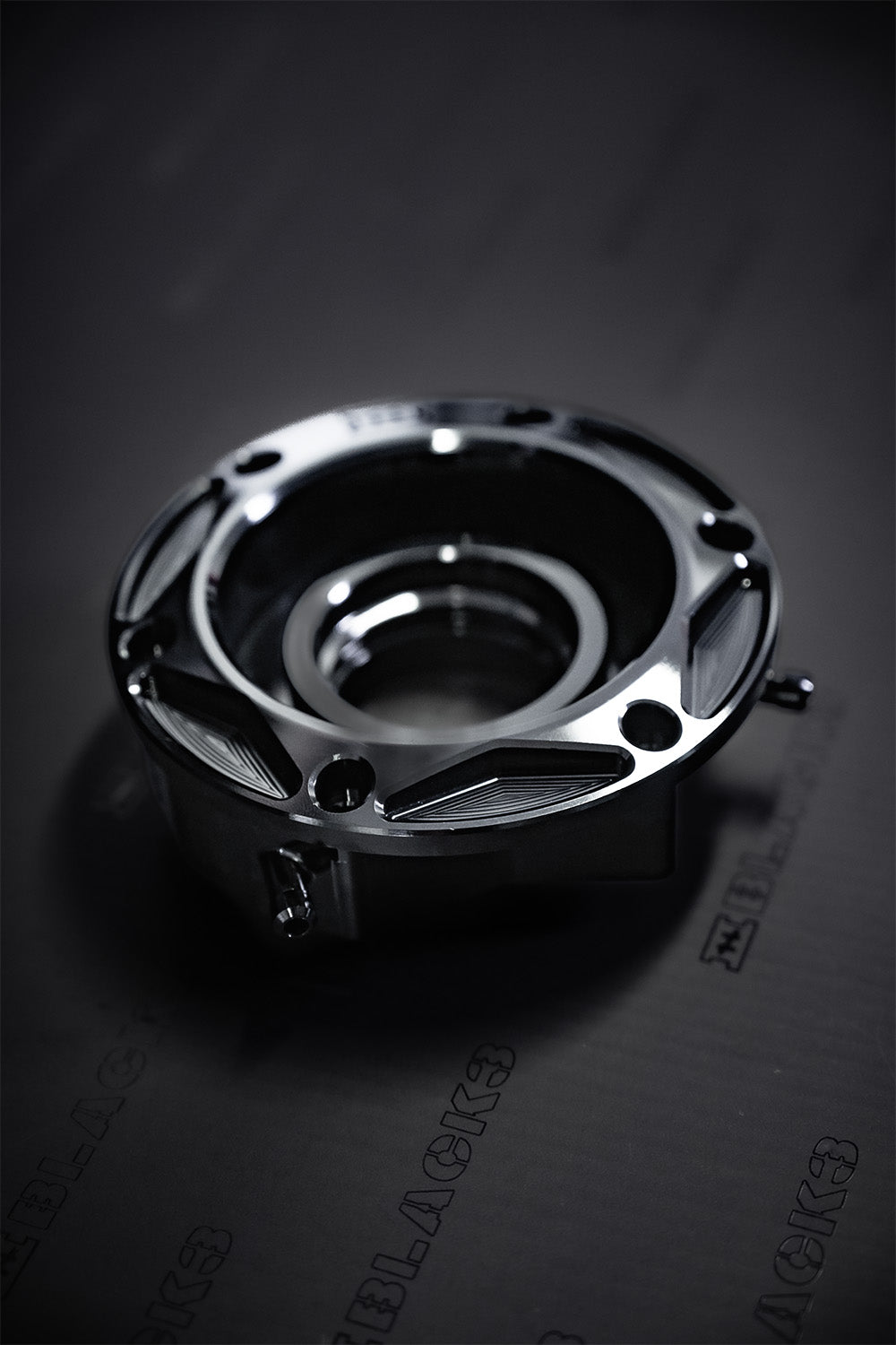 Black3 7-Spoke CNC Tankdæksel Carbon – Harley-Davidson