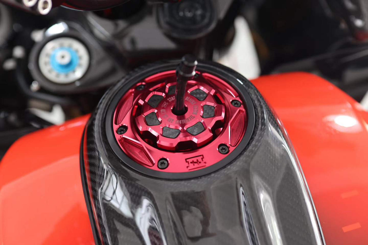 Black3 7-Spoke CNC Tankdæksel Carbon – Harley-Davidson