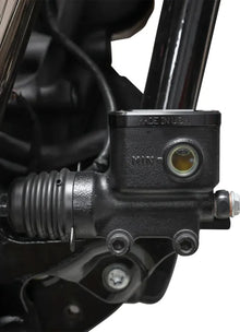 THRASHIN SUPPLY CO. – Bageste bremsevæskebeholder låg, Black Twice Cut (18+ Softail)