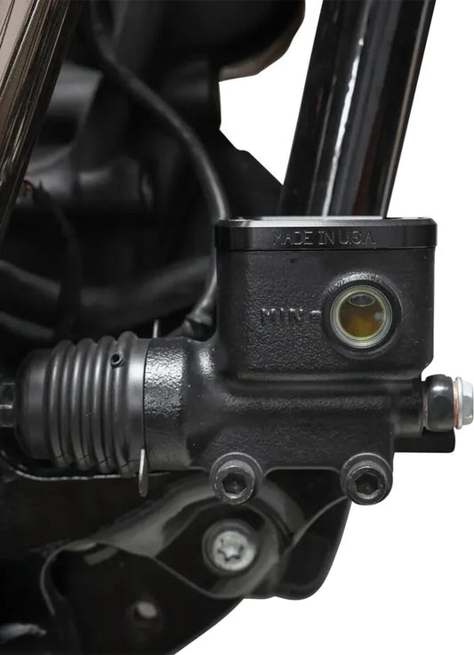 THRASHIN SUPPLY CO. – Bageste bremsevæskebeholder låg, Black Twice Cut (18+ Softail)