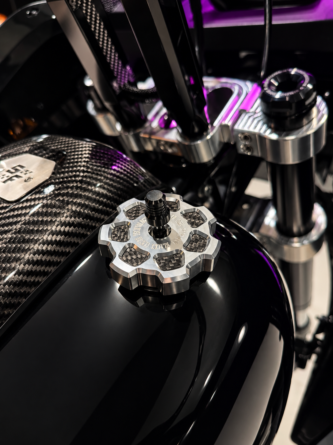 Black3 7-Spoke CNC Tankdæksel Carbon – Harley-Davidson